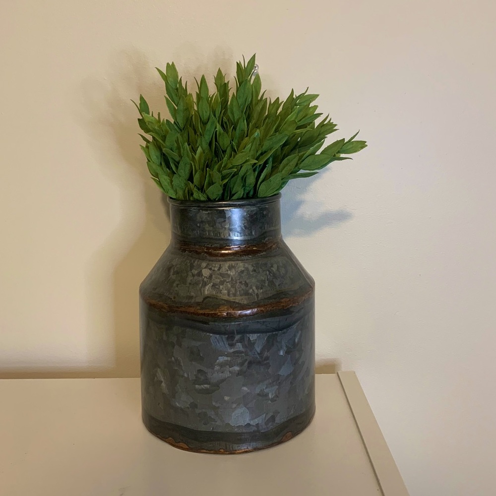 NWT rustic farmhouse faux metal vase planter